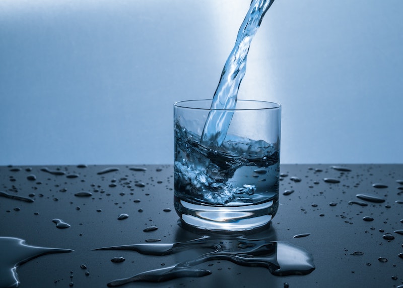 https://www.fitsw.com/blog/wp-content/uploads/2022/09/how-much-water-to-drink-a-day.jpg